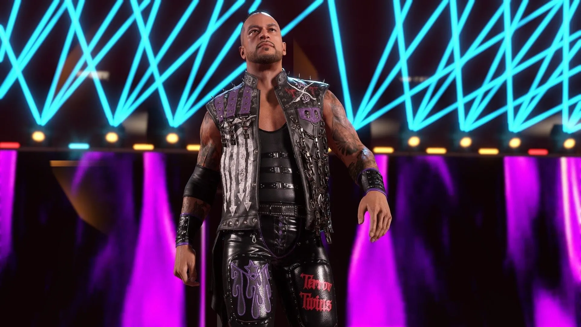 Ảnh chụp màn hình gameplay WWE 2K25 thể hiện động tác đặc trưng của một võ sĩ trong trận đấu.