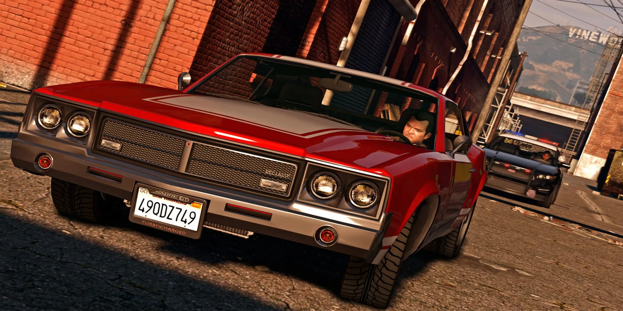 Michael De Santa lái xe hơi chạy trốn cảnh sát trong Grand Theft Auto V
