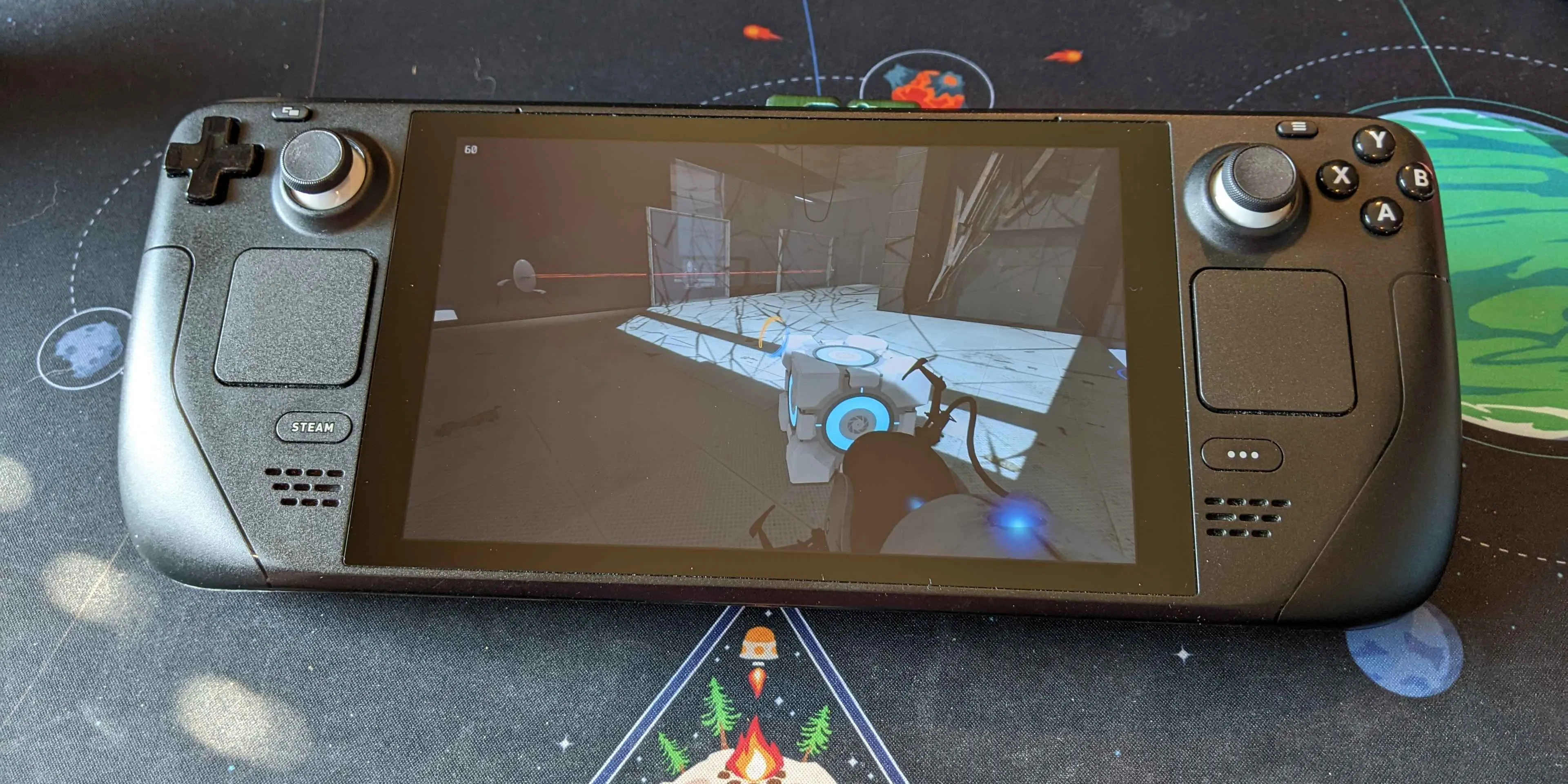 Portal 2 trên Steam Deck: Cảnh người chơi di chuyển khối lập phương trong game giải đố.