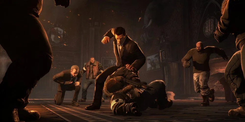 Batman Bruce Wayne và Alfred chiến đấu chống lại bọn tội phạm trong Batman Arkham Origins