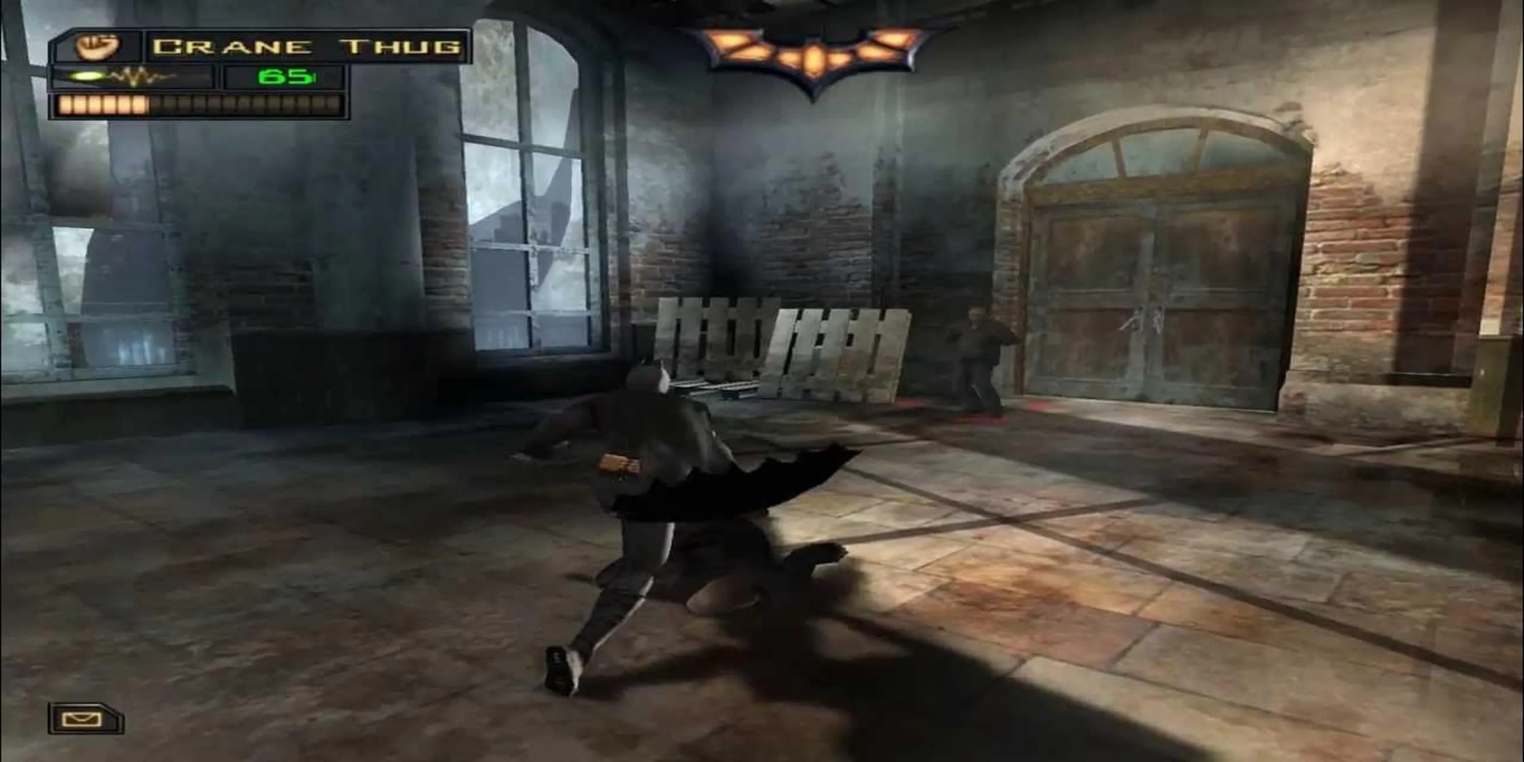 Batman đối mặt với tên tội phạm trong tựa game Batman Begins, thể hiện cơ chế gây sợ hãi