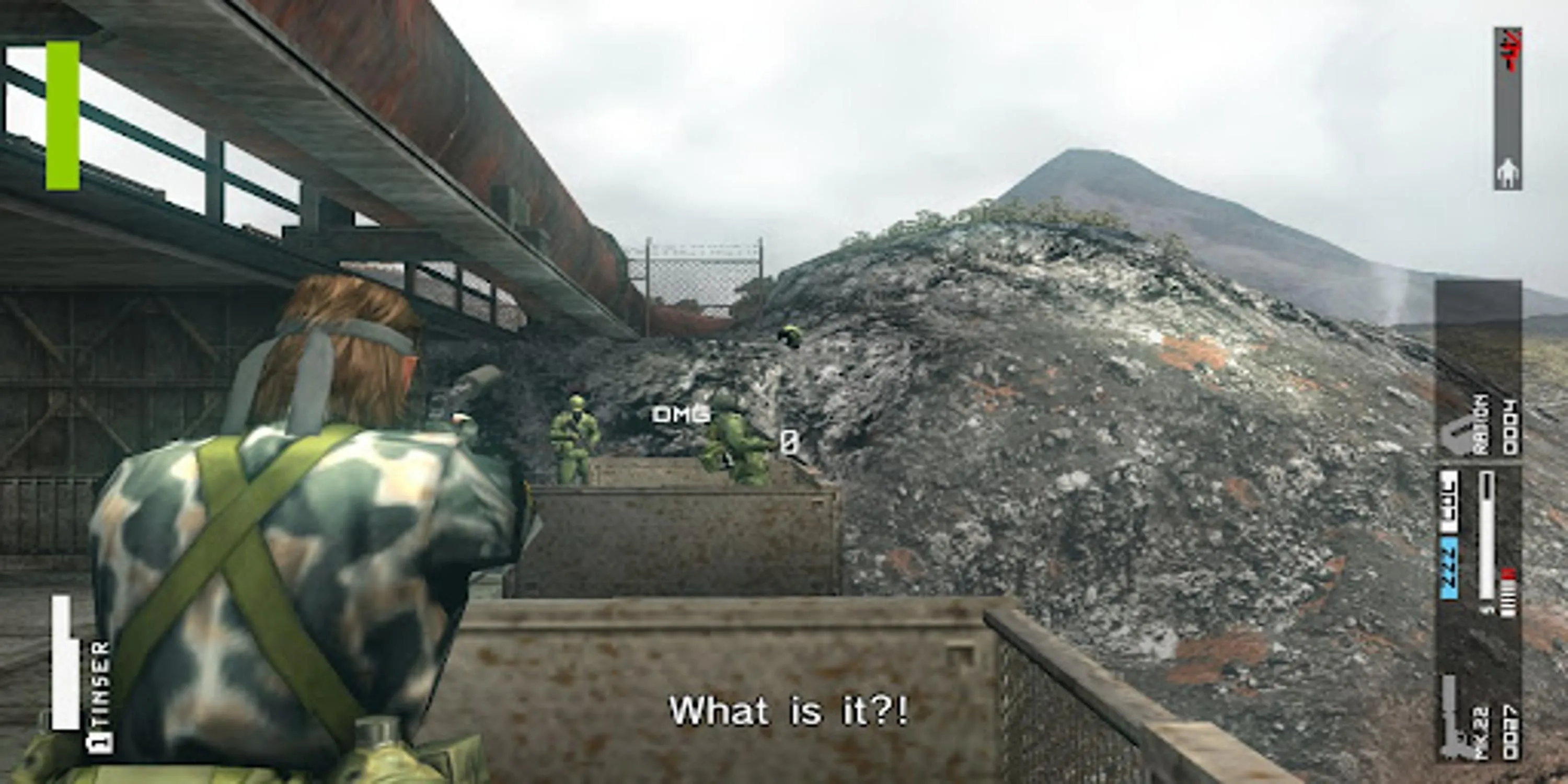 Big Boss (Solid Snake) ngắm bắn kẻ thù trong Metal Gear Solid: Peace Walker, minh họa gameplay stealth và hành động đặc trưng của dòng game trên PSP