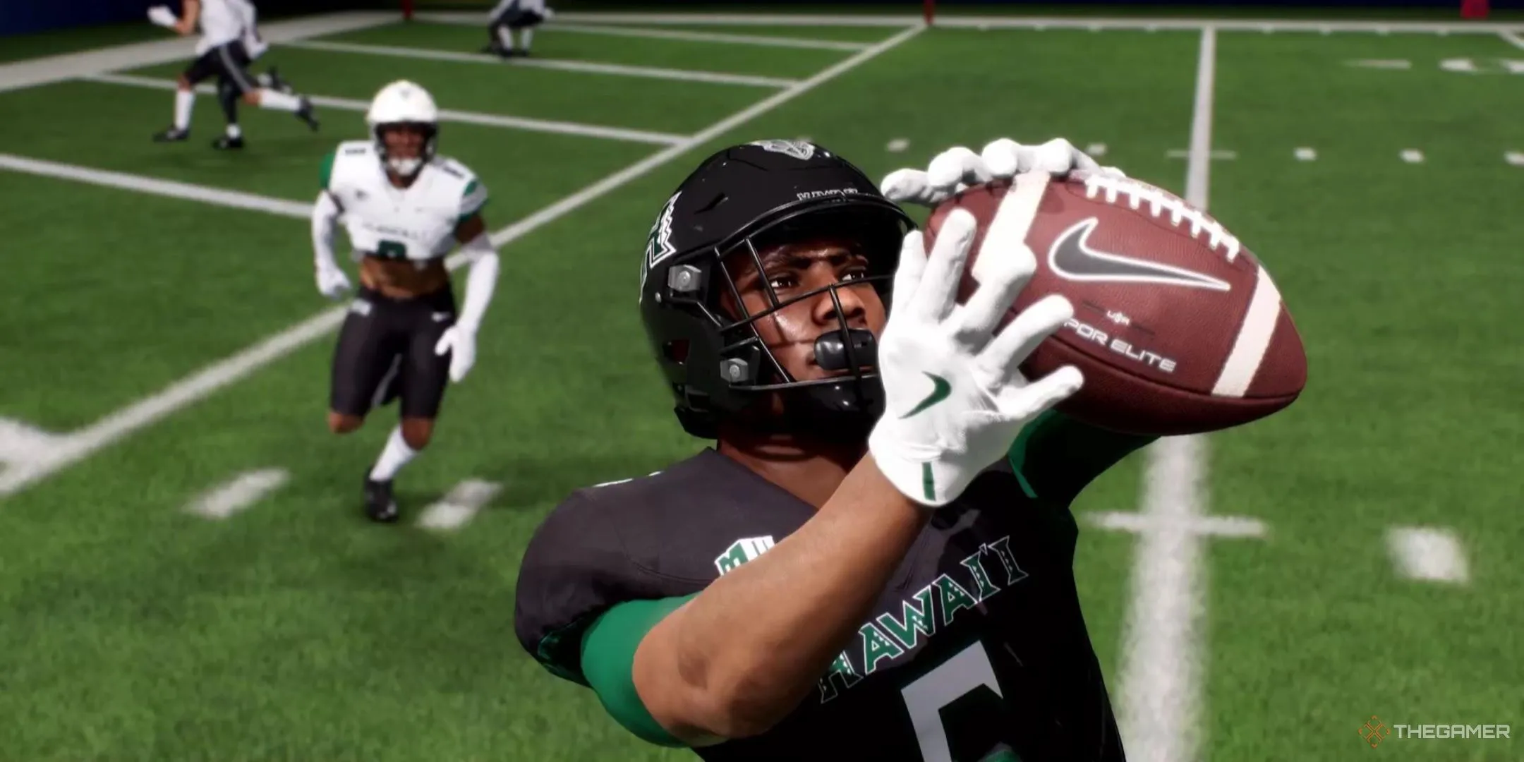 Cầu thủ tight end bắt bóng trong trận đấu College Football 26
