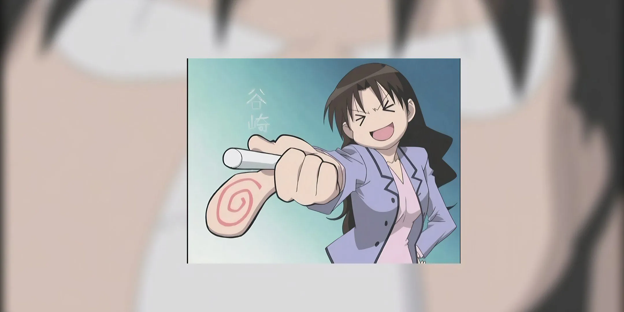 Cô Yukari Tanizaki cầm phấn và mỉm cười trong Azumanga Daioh, nụ cười ẩn chứa sự bất ổn của một giáo viên tùy hứng.