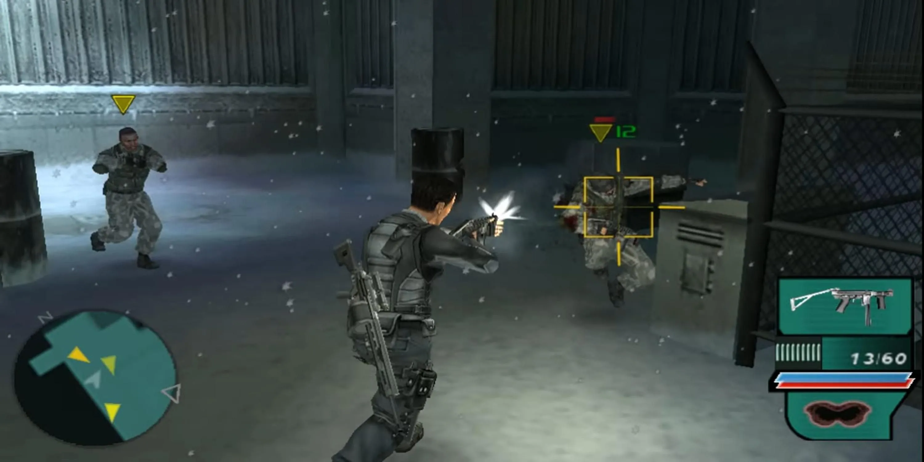 Gabe Logan bắn súng vào một người lính trong cảnh hành động bí mật của Syphon Filter: Dark Mirror, thể hiện gameplay stealth trên PSP