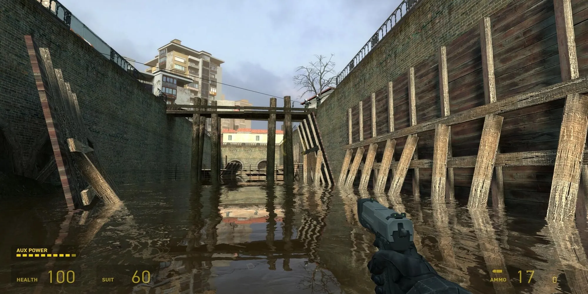 Gordon Freeman vượt qua môi trường ngập nước trong Half-Life 2, thể hiện cơ chế vật lý tiên tiến của game