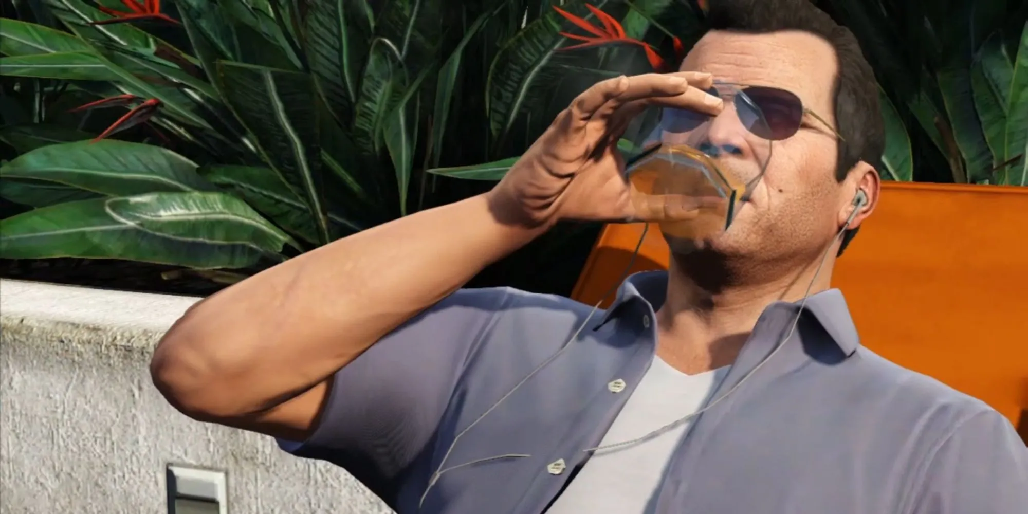Michael De Santa, nhân vật chính trong Grand Theft Auto V, đang thư giãn bên hồ bơi.