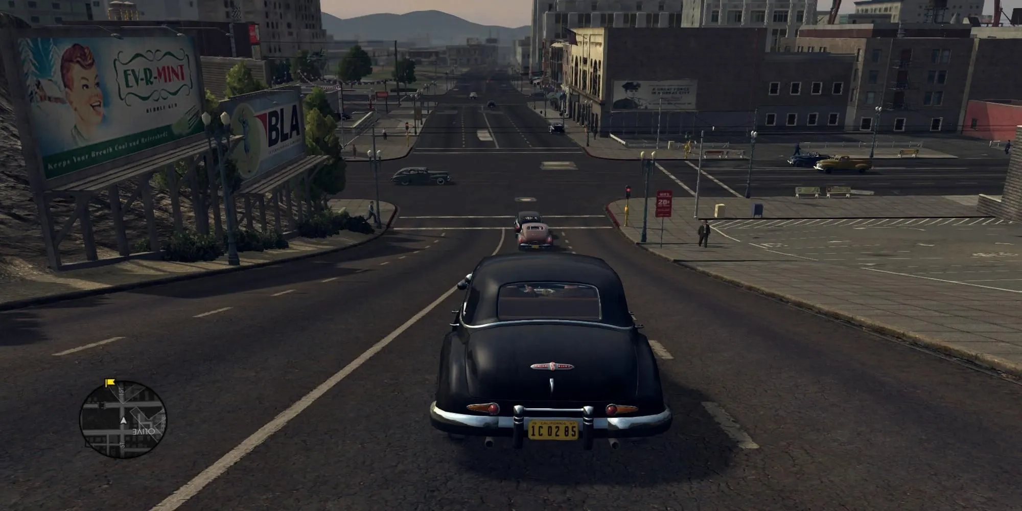 Một chiếc xe hơi cổ điển đang chạy trên đường phố Los Angeles đầy bí ẩn trong game L.A. Noire.