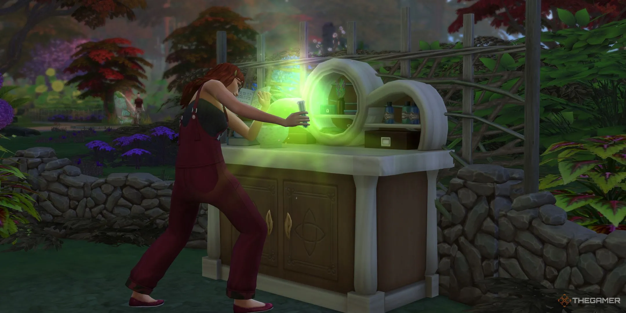 Một Sim đang pha chế thuốc tại bàn Pha chế ở Everdew trong The Sims 4 Enchanted by Nature.