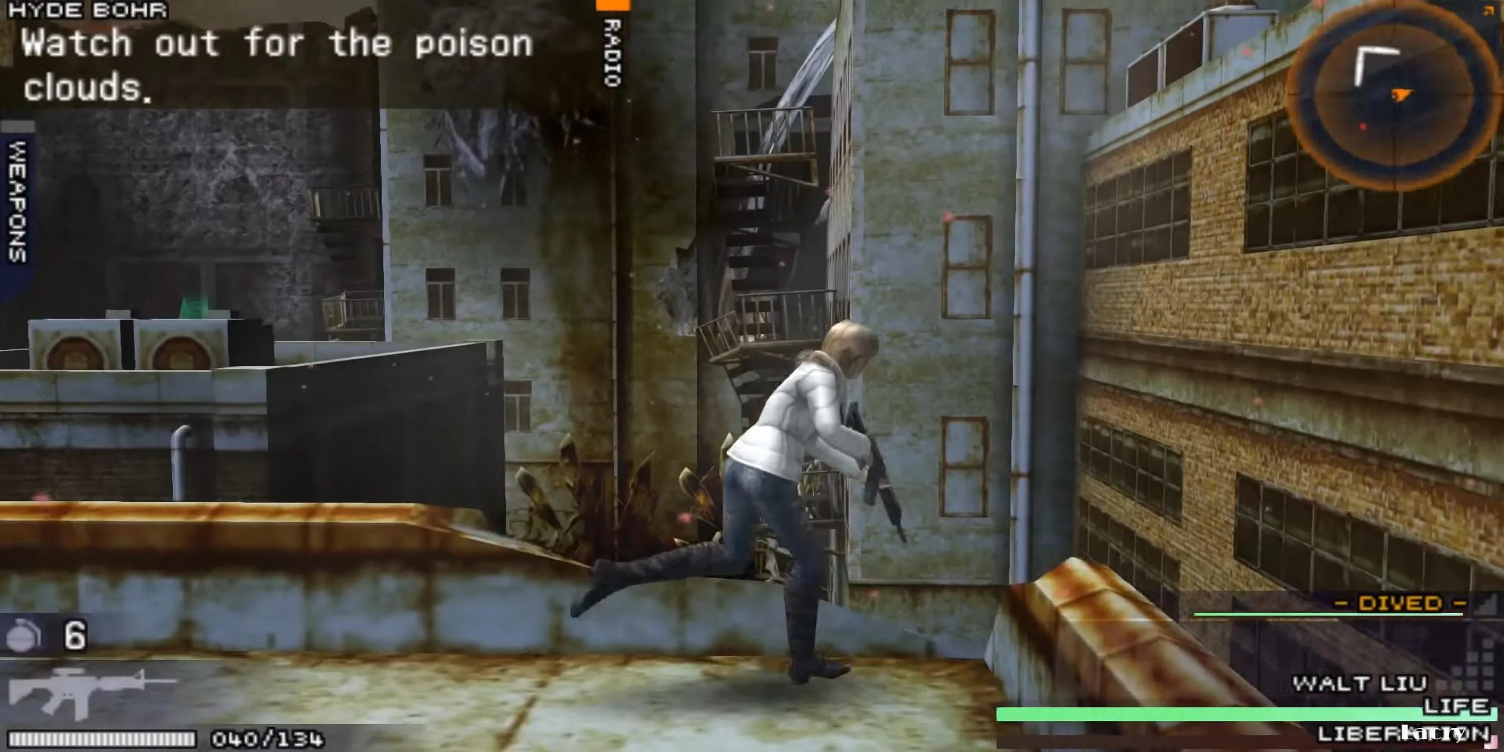 Nhân vật Aya Brea với khẩu súng trên tay, di chuyển trên các mái nhà đổ nát của New York trong tựa game The 3rd Birthday trên PSP