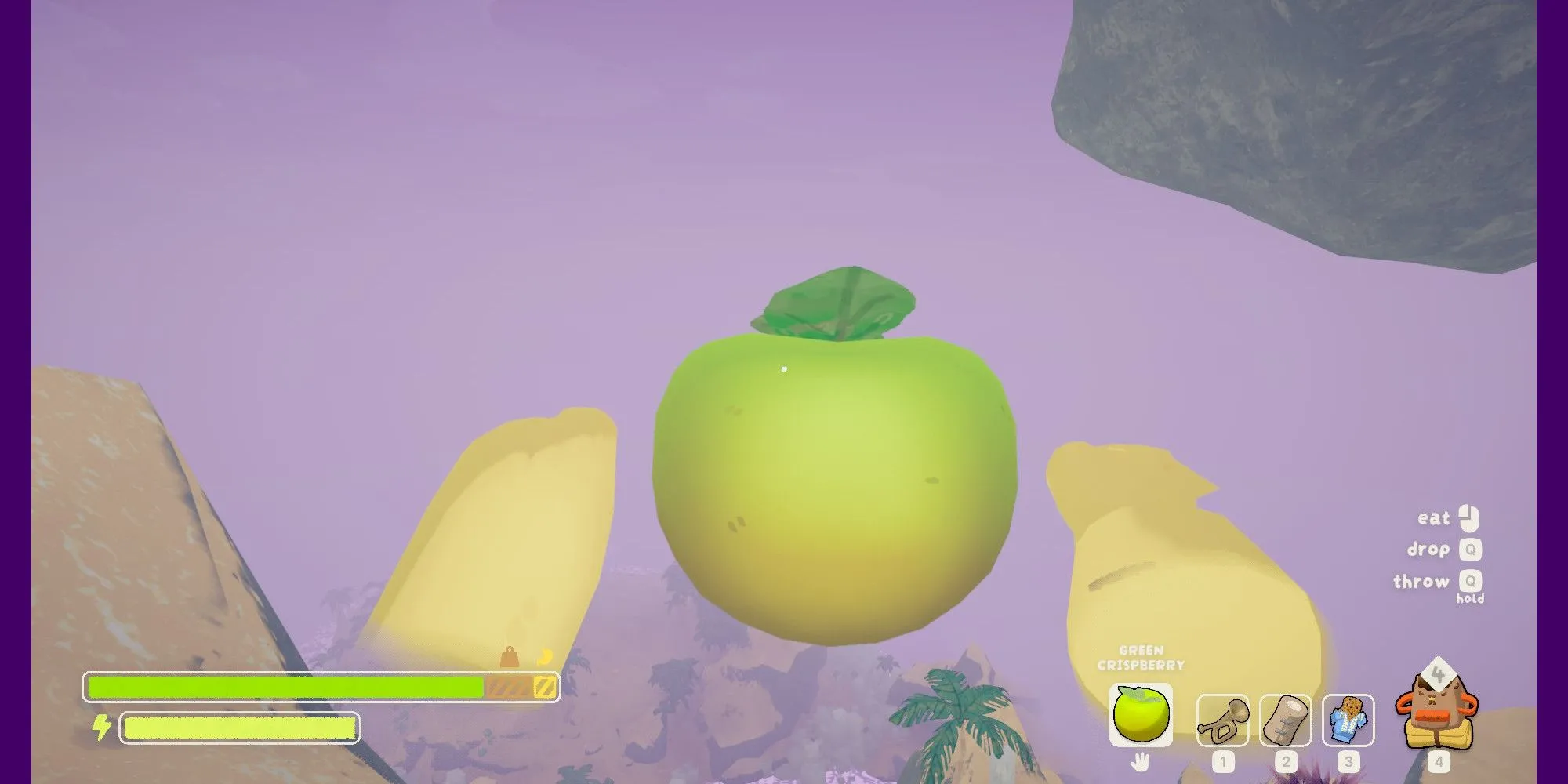 Quả Crispberry xanh trong tay người leo núi trong game PEAK, minh họa cho vật phẩm và nguy hiểm tiềm tàng