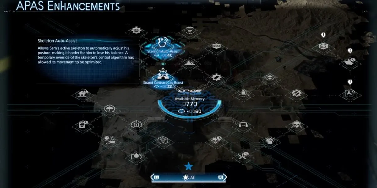 Sam di chuyển với bộ xương ngoài và hàng hóa nặng, được hỗ trợ bởi Skeleton Auto-Assist trong Death Stranding 2, giúp giữ thăng bằng trên địa hình khó