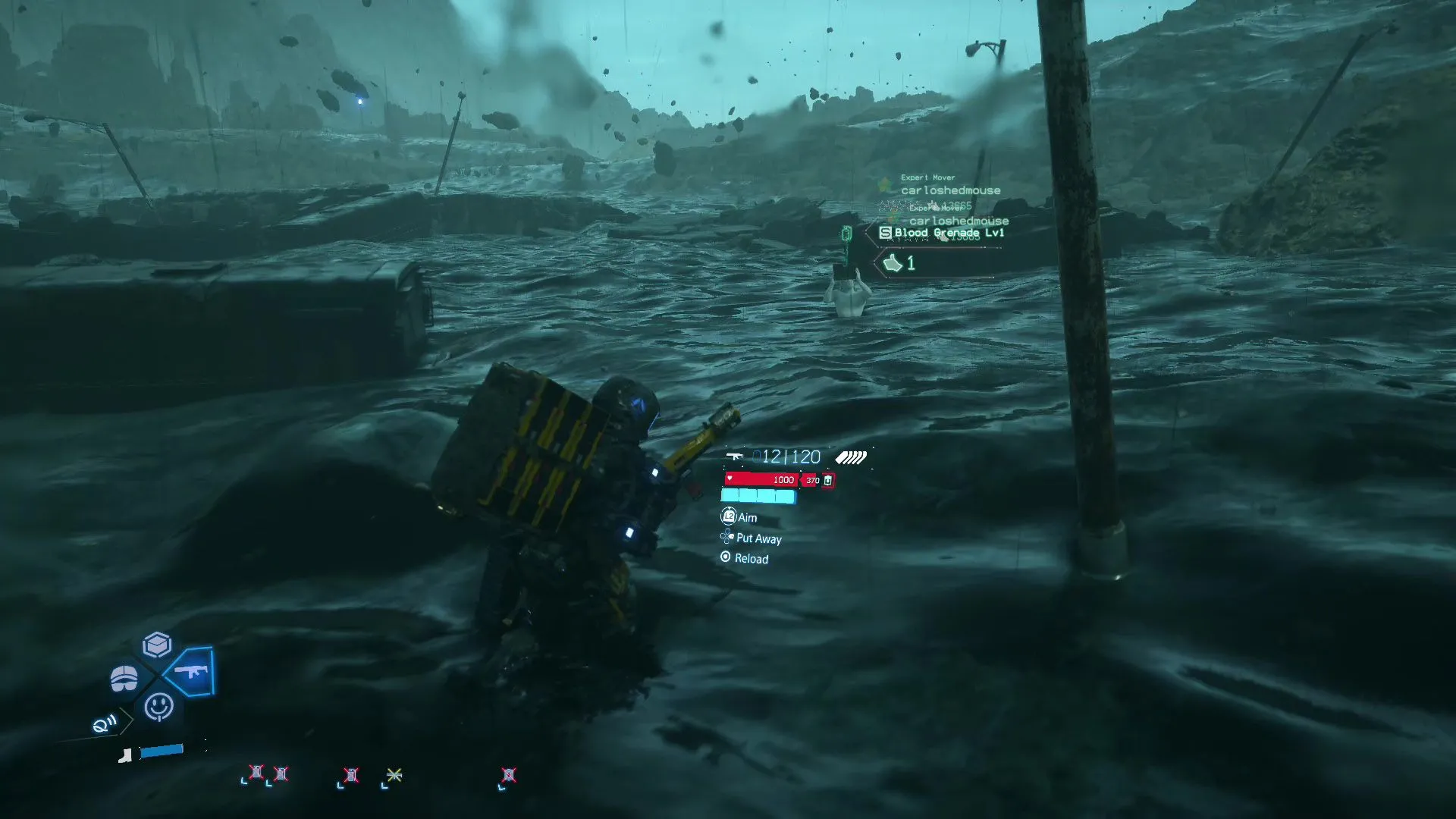 Sam nhặt trang bị hoặc lựu đạn máu trên chiến trường tar trong Death Stranding 2, cho thấy cách tìm nguồn tiếp tế