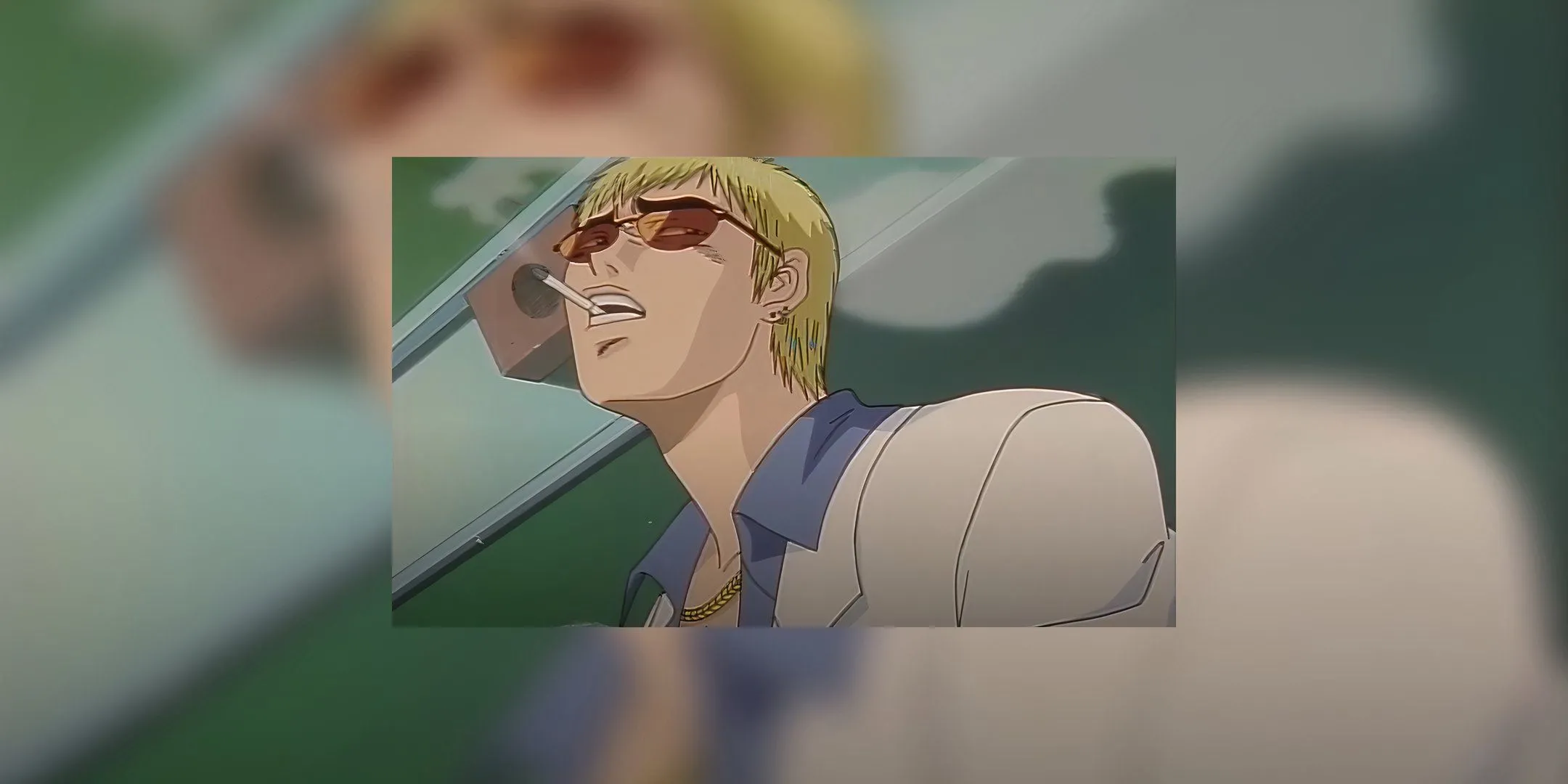Thầy Eikichi Onizuka hút thuốc trong lớp với kính râm trong Great Teacher Onizuka, hình ảnh biểu tượng của một giáo viên ngổ ngáo.