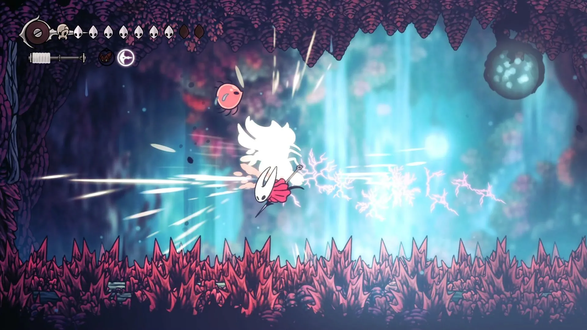 Kỹ năng Sharpdart với hiệu ứng xuyên thấu kẻ địch bay trong Hollow Knight Silksong
